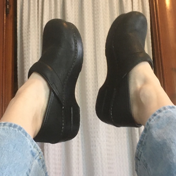 Black matte leather Dansko clogs - Picture 2 of 4